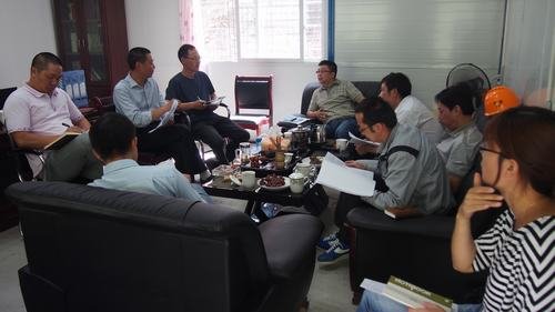 局總工程師汪輝德、辦公室主任溫慶生參加水洛河公司在施工現(xiàn)場組織召開的固滴項目生產(chǎn)調(diào)研會及全體職工大會