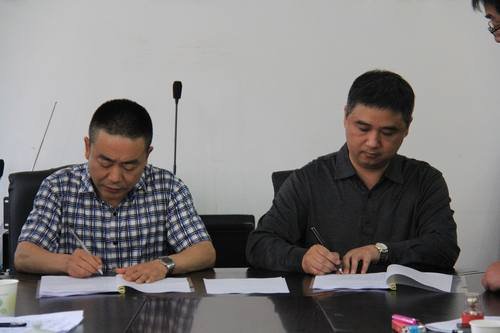 鄔清富、董蜀良出席蟠龍湖水庫(kù)施工合同簽字儀式